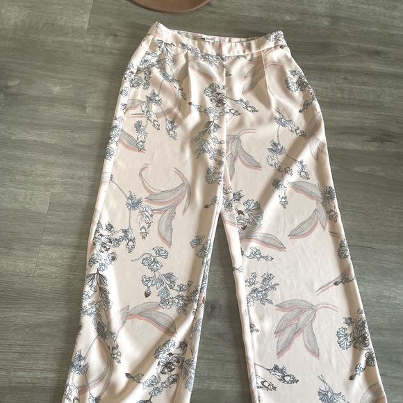 Beautiful pleated Barr II floral printed wide leg pants! Size 2. - Picture 1 of 3